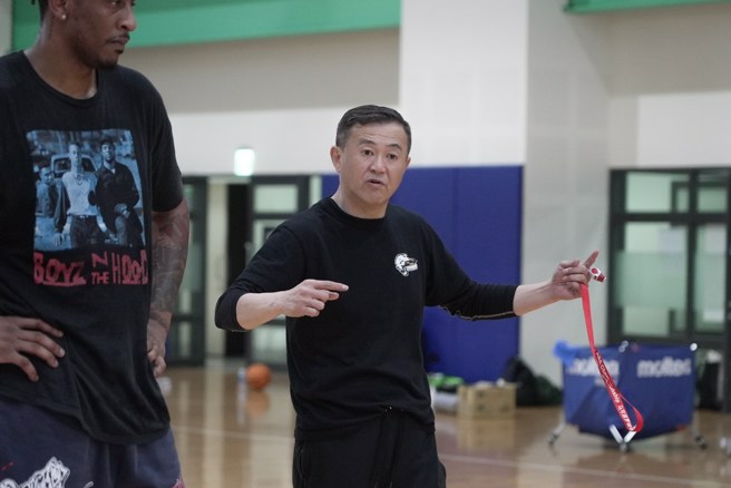 目前挂技术顾问的刘嘉发，实际上已经成为云豹代总教练了。(桃园云豹提供)