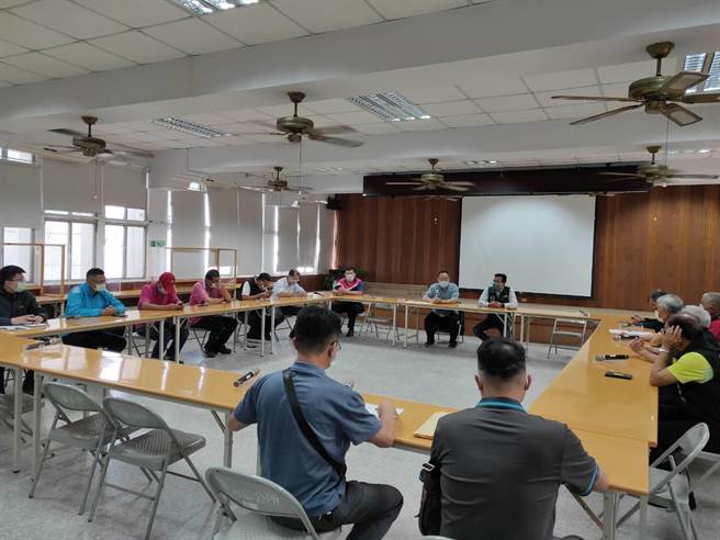 台南下营区公所22日邀集相关单位，针对下营夜市復业一事开会讨论。（下营区公所提供／张毓翎台南传真）