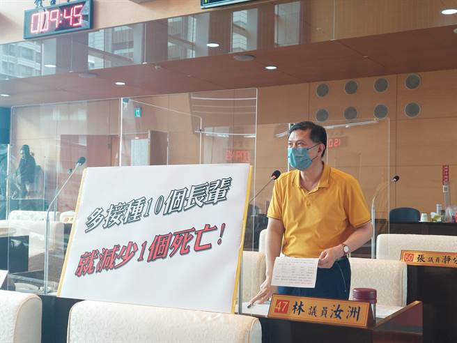 台中市議員林汝洲呼籲民政局加強推動到宅施打疫苗服務，提升75歲以上長者的3劑疫苗接種率。（謝瓊雲攝）