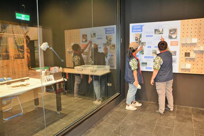 屏东来义乡原住民文物馆增设「文物保健室」，以地方医院即时救治、初步诊疗概念，为族人珍藏百年的传家宝提供维护服务。（谢佳潾摄）