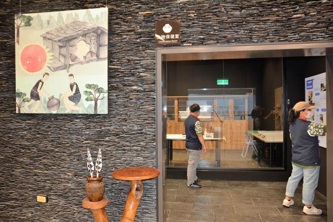 屏东来义乡原住民文物馆增设「文物保健室」，以地方医院即时救治、初步诊疗概念，为族人珍藏百年的传家宝提供维护服务。（谢佳潾摄）