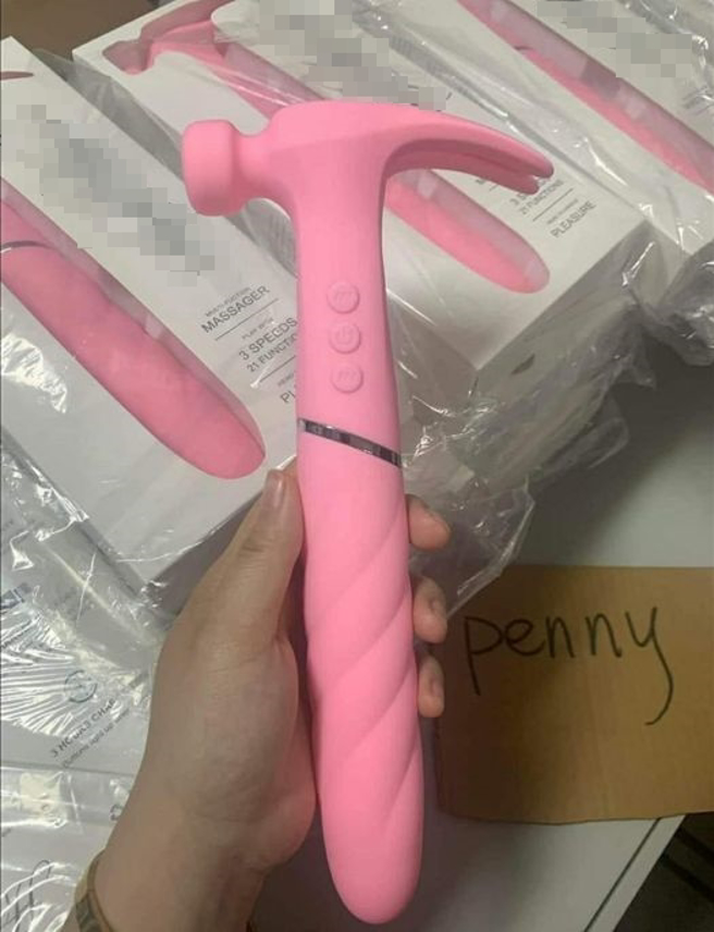 有名網友在臉書分享一支「粉紅鐵鎚」，其他網友一見驚呆害羞問「榔頭」的用途。（翻攝自爆廢公社公開版）