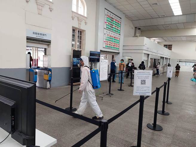 台铁新竹站爆群聚感染，累计已有7人确诊，新竹市府也前往协助消毒作业。（新竹市府提供／邱立雅竹市传真）