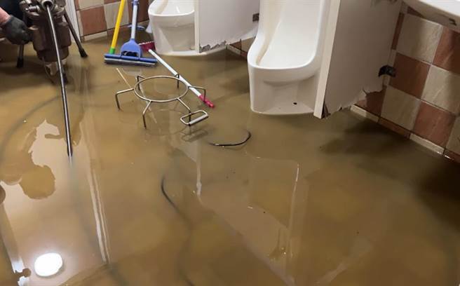 台中市一栋大楼日前因为水管堵塞，造成粪水管倒灌从2楼厕所不断冒出恶臭的粪水。（摘自《爆料公社》／卢金足台中传真）