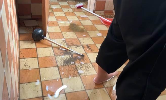 该大楼表示已请工人敲开水泥柱找出积水原因，将堆积的脏水全部排出，完成水管更换，没有漏水，水管使用正常。（摘自《爆料公社》／卢金足台中传真）