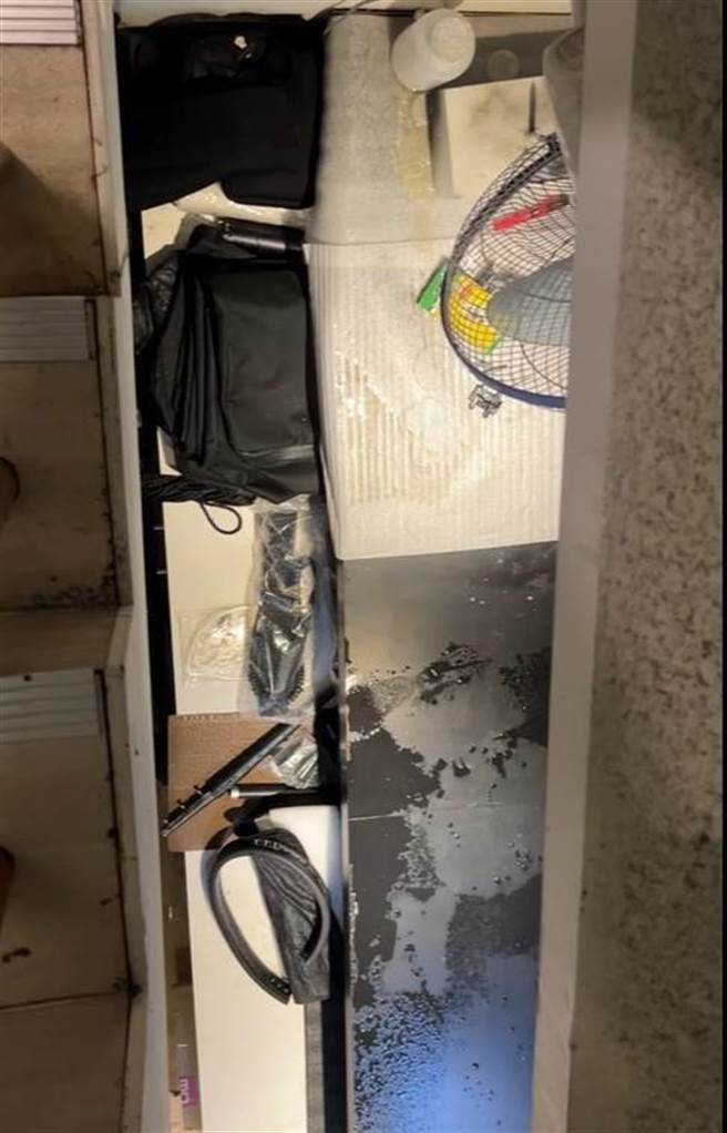 台中市一栋大楼日前因为水管堵塞，造成粪水管倒灌从2楼厕所不断冒出恶臭的粪水。（摘自《爆料公社》／卢金足台中传真）