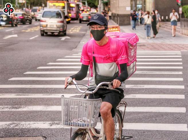 中央流行疫情指揮中心指揮官陳時中今天在記者會上指出外送並非是送到房間或面交，只是放在門口一事。（報系資料照）