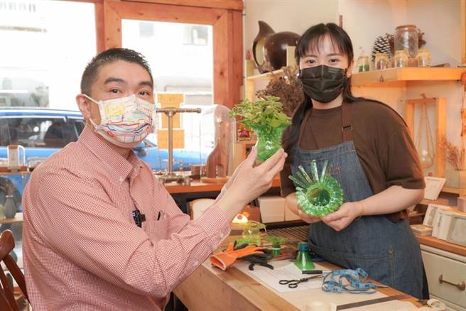 前立委谢国梁（左）拜访基隆「饰不饰–独创设计工作室」，设计师黄玉婷（右）善用废弃塑料进行改造，两人一同将宝特瓶改造成艺术花器。（谢国梁办公室提供／陈敬哲基隆传真）
