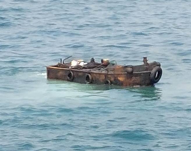 工人出港作业用船。（翻摄照片／高雄洪靖宜传真）