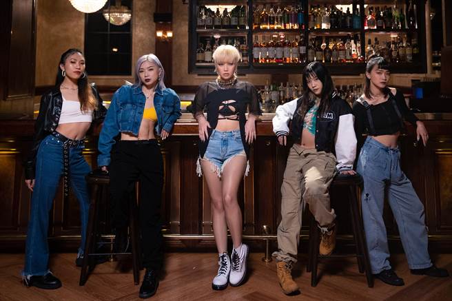 A-Lin新造型火辣。（索尼音乐提供）