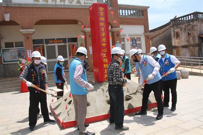 金門金寧鄉湖埔村親子館今天在縣長楊鎮浯、縣議長洪允典和金寧鄉長楊忠俊等人的主持下動工興建。（金寧鄉公所提供）
