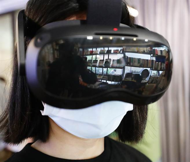 全台首场创新结合VR实境体验的「沈浸式书展」将于4／23世界阅读日开跑，在22日的记者会中，民眾现场戴上VR眼罩，实际体验台湾得来不易的言论与出版的自由。（季志翔摄）