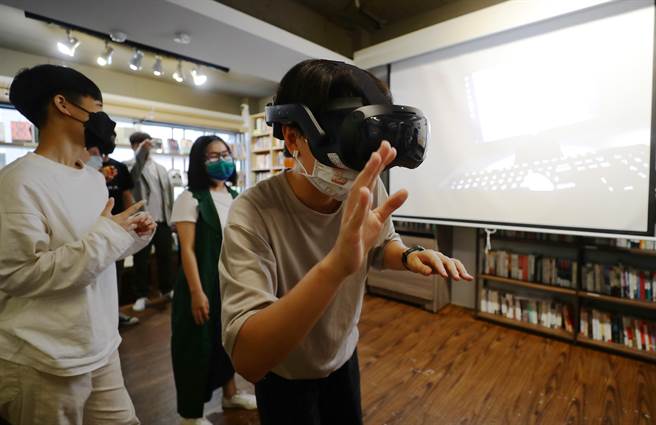 全台首场创新结合VR实境体验的「沈浸式书展」将于4／23世界阅读日开跑，在22日的记者会中，民眾现场戴上VR眼罩，实际体验台湾得来不易的言论与出版的自由。（季志翔摄）