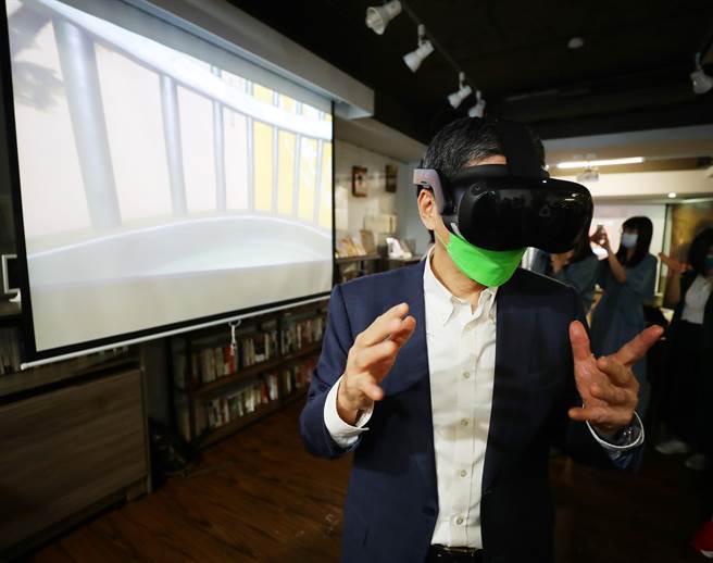 全台首场创新结合VR实境体验的「沈浸式书展」将于4／23世界阅读日开跑，在22日的记者会中，文化部长李永得应邀戴上VR眼罩，实际体验台湾得来不易的言论与出版的自由。（季志翔摄）