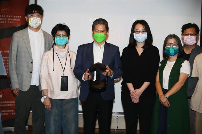 全台首场创新结合VR实境体验的「沈浸式书展」将于4／23世界阅读日开跑，在22日的记者会中，文化部长李永得（左三）、台艺大游戏实验室李俊逸老师（左一）与左转有书负责人张慧如（右三）等来宾出席并合影留念。（季志翔摄）