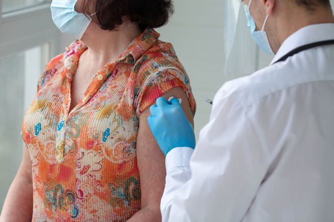 打三剂后保护力剩多少？看懂各厂牌突破性感染比例。(示意图/Shutterstock)