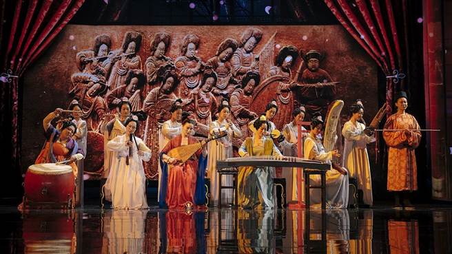 中视《国家宝藏》第2季由知名演员宋佳（中）演绎最美琵琶。（中视提供）