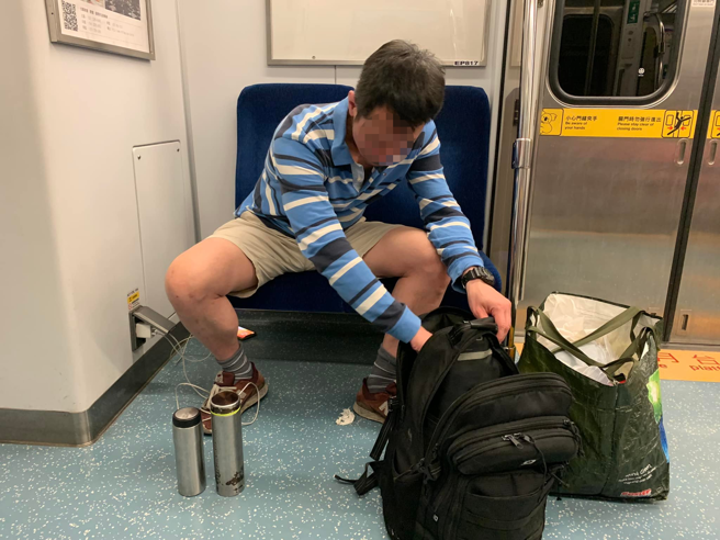 有名正妹拍下一名「无罩男」在台铁上脱口罩，又插着列车上110V插座充电，通报列车长仅被回覆「对方在钻漏洞」。（翻摄自脸书爆怨公社）