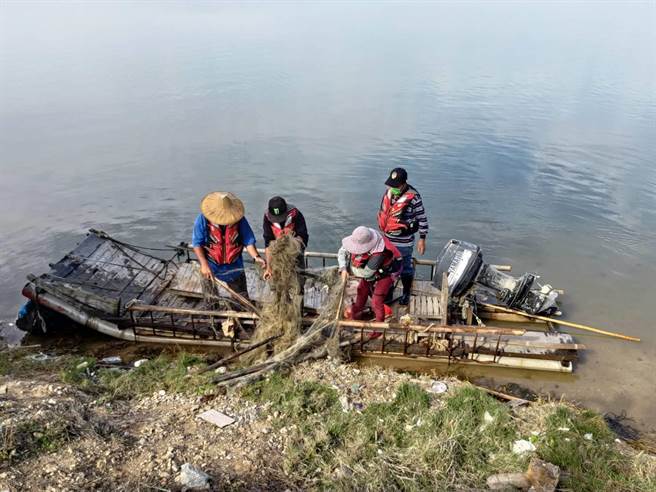 金門國家公園管理處今天協同警方移除非法漁網，希望鄉親共同守護自然環境。（金管處提供）