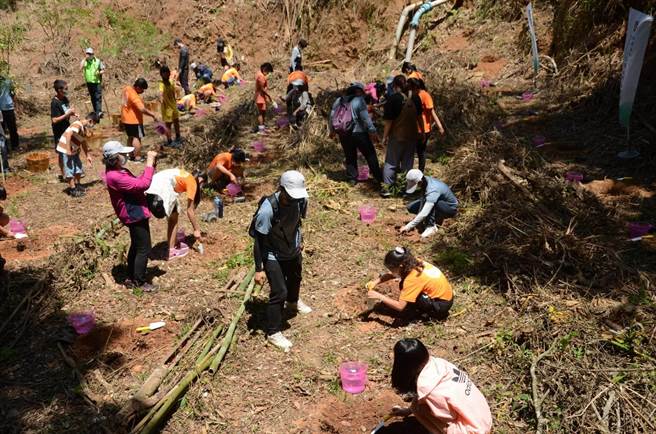 世界地球日，南投林管处与企业植树。（南投林管处提供／廖志晃南投传真）