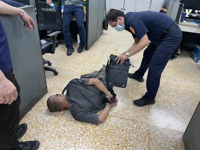 警方于短短1天时间内，循线在旗山区延平一路查获刘嫌到案。(高雄市警方提供／林雅惠传真)