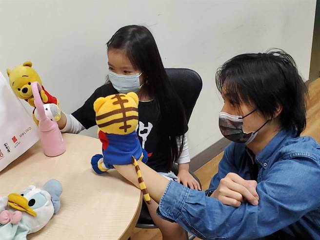 導演柯孟融陪童星黃歆庭玩布偶。（牽猴子提供）