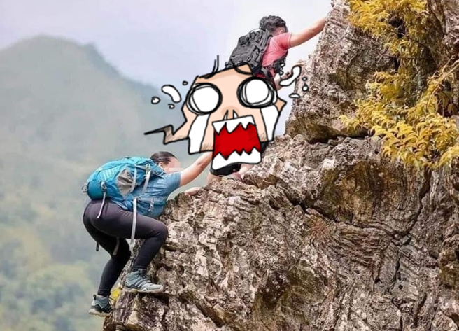 有男子分享登山时遇见的趣事，他看见一名男子外裤被一名女子拉下，露出浑圆白皙屁股，笑翻一票网友。（翻摄自脸书爆废公社）