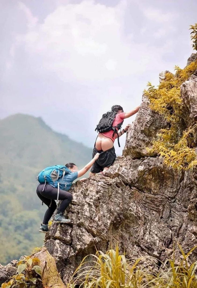 有男子分享登山时遇见的趣事，他看见一名男子外裤被一名女子拉下，露出浑圆白皙屁股，笑翻一票网友。（翻摄自脸书爆废公社）