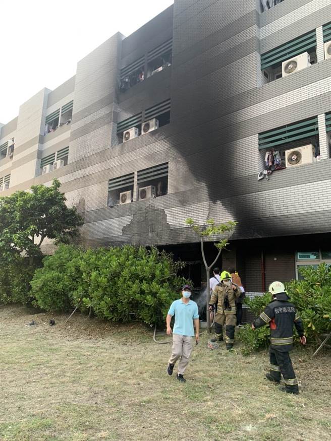 台中港务消防队获报赶赴现场救援，整排10部电动机车付之一炬。（民眾提供）