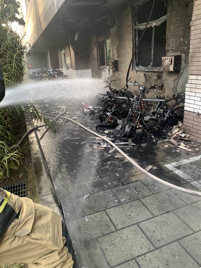 台中港务消防队获报赶赴现场救援，整排10部电动机车付之一炬。（民眾提供）