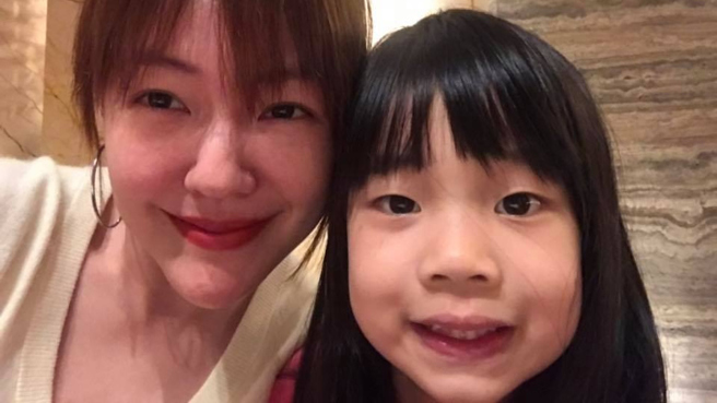 女星小S（徐熙娣）和小女儿许老三（许曦恩）。(图/ 摘自小S徐熙娣脸书)