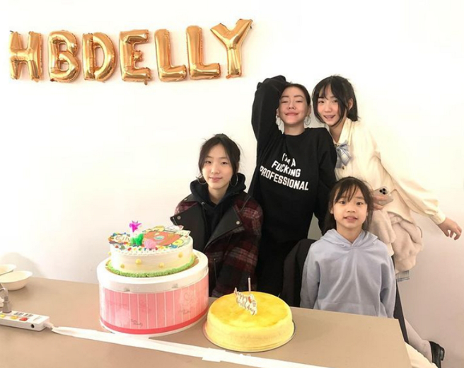 女星小S（徐熙娣）和先生许雅钧在2006年结婚，婚后陆续生下大女儿Elly（许曦文）（图左）、二女儿Lily（许韶恩）（图右）和小女儿许老三（许曦恩）（图下）。(图/ 摘自小S徐熙娣IG)