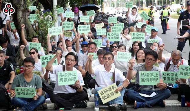 少子化让私校经营困难，全国私校工会曾举办「为私校点灯」活动，要求政府重视私校问题。（本报资料照片）