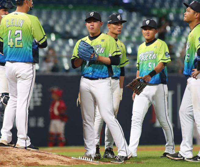 富邦悍將曾峻岳（中）救援失敗。（鄭任南攝）