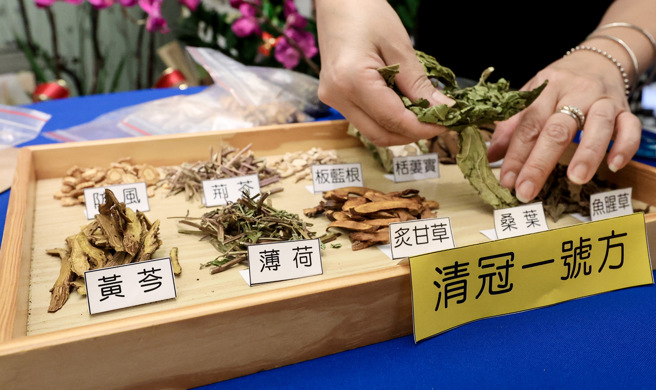 居家照护者可经中医师视讯诊疗评估，公费使用清冠一号治疗。（图／罗永铭摄）