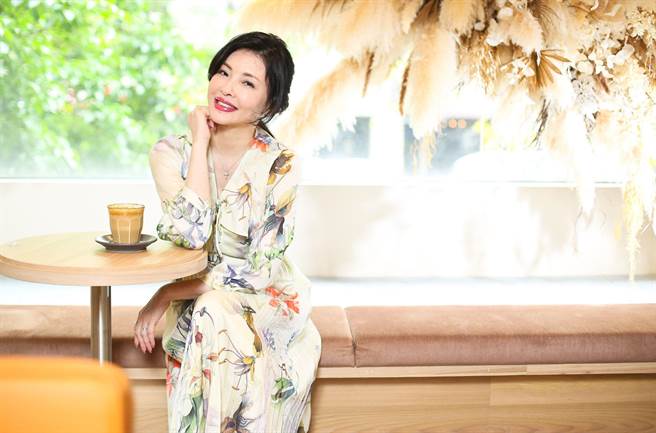 何如芸走過婚姻對愛無憧憬。（陳俊吉攝，服裝提供：Jetezo）