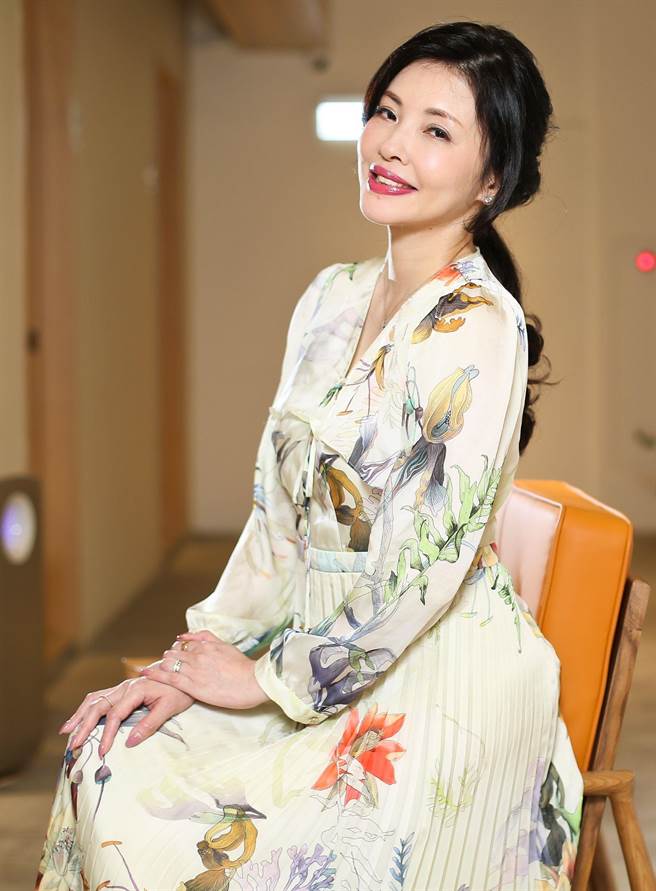 何如芸曾為家庭放棄演藝事業，再復出對自己充滿懷疑。（陳俊吉攝，服裝提供：Jetezo）