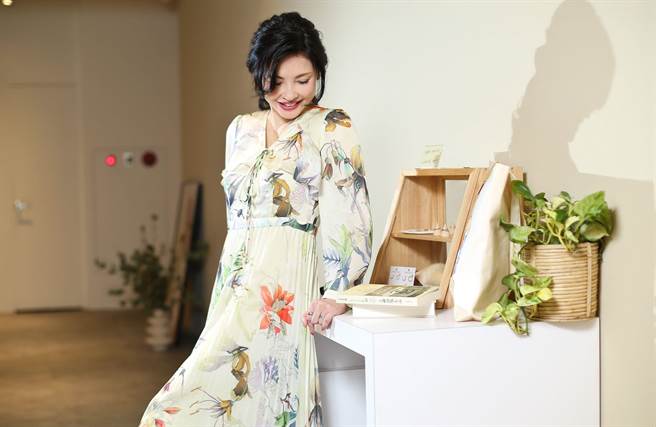 何如芸笑說現在和兒子相處像在談遠距戀愛。（陳俊吉攝，服裝提供：Jetezo）