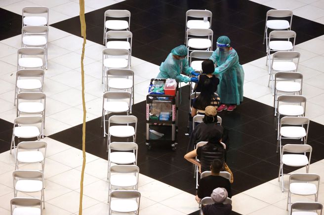 美国CDC顾问小组于周三会议讨论，考量50岁以上的人普遍有潜在的健康问题，应该尽快接受第4剂加强针，包括从事高风险职业的族群。(图/路透社) 
