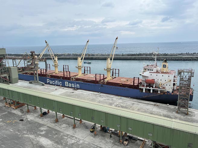 亚泥生产的第一批低碳卜特兰石灰石水泥，透过船运从花莲港运往美国西雅图。图／亚泥提供