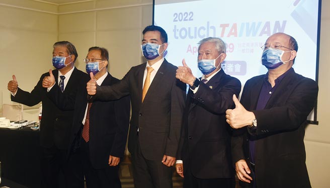 Touch Taiwan 2022智慧顯示展即將登場，友達光電總經理暨營運長暨台灣顯示器產業聯合總會（TDUA）理事長柯富仁（中）、志聖工業董事長暨台灣顯示器產業聯合總會副理事長梁茂生（右二）、台灣顯示器產業聯合總會秘書長張上文（左二）21日出席展前記者會。圖／顏謙隆