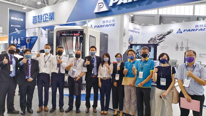 普慧運用DMG MORI高規格五軸加工機，配合該公司精密刀把搭配KYOCERA刀具現場切削「安平古堡燈塔」，展現高效加工成果；圖為普慧現場團隊與參觀賓客合影。圖／葉圳轍