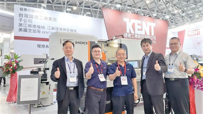 展示第一天，台湾发那科董事长山田雄策（右二）特别率队至建德工业摊位拜访，受到建德董事长李金旆（右三）的热情接待，未来双方并将深化技术合作，共同开发符合客户需求的产品。图／黄全兴