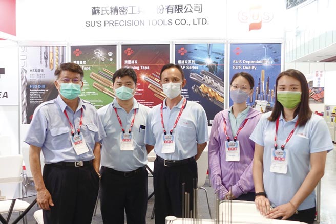苏氏精密工具公司经理王勇栋（左一）和该公司行销团队，在台南机械展摊位合影。图／黄俊荣