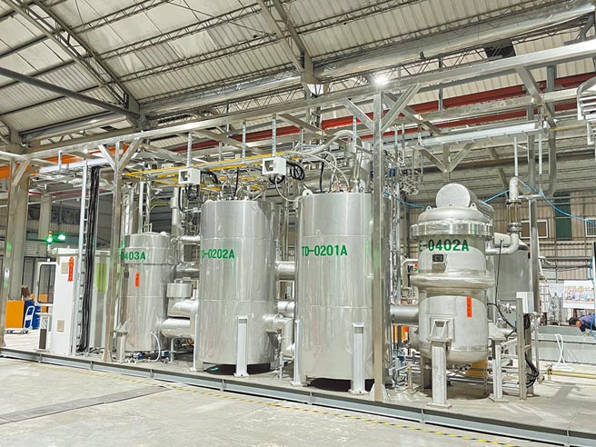 鼎坚绿能科技以「热裂解再利用」系统技术，成功地将有机废溶剂转化为新能源，解决了环境污染问题，增加再生能源降低生产成本。图／鼎坚绿能提供