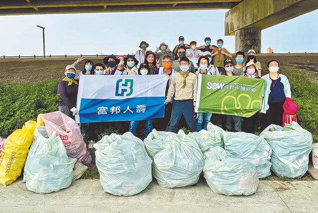 富邦人寿关注河川保育和水资源议题，与荒野保护协会共同推动川废快筛调查，从台中乌溪出发，陆续于新竹头前溪和双北淡水河展开行动，倡议源头减塑实践永续愿景。图／富邦人寿提供