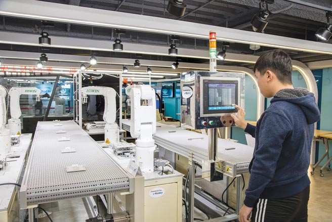 崑山科大除了与眾多上市柜公司、知名企业产学合作外，校内更建置12座「类产线工厂」，为学生建构丰沛的学习资源；图为以未来工厂概念建置的「工业4.0技术研发中心」。图／叶圳辙