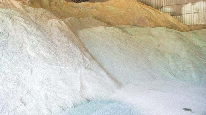 程丰环境科技公司回收废玻璃制成的玻璃砂，回收再利用彻底落实循环经济理念。图／傅秉祥