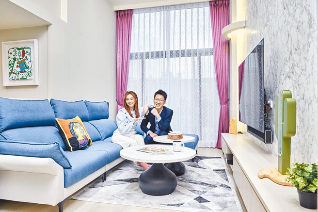 欧德设计师李定宸（右）用健康绿建材，为艺人张文绮（左）打造典雅轻奢「女王的殿」。图／业者提供