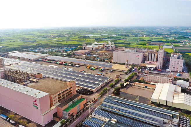 设置屋顶型太阳能光电，目标2027年碳排放减少60％。图／力丽集团提供